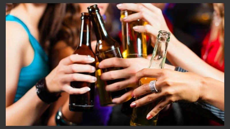 Los hombres llegaron a beber hasta 12 veces más que las mujeres pero ahora la diferencia es mínima.