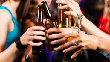 Los hombres llegaron a beber hasta 12 veces más que las mujeres pero ahora la diferencia es mínima.