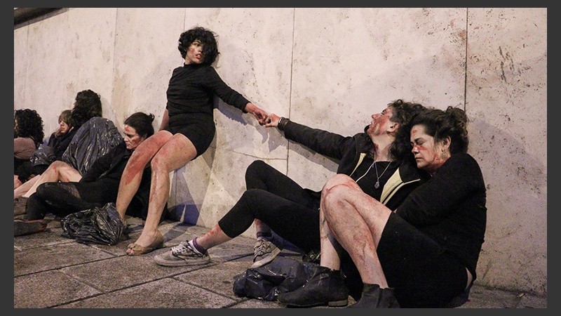 Mujeres sangrando. Una intervención en la puerta de Tribunales. (Alan Monzón/Rosario3.com)