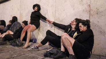 Mujeres sangrando. Una intervención en la puerta de Tribunales. (Alan Monzón/Rosario3.com)