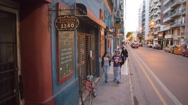El lugar en que la joven recibió el botellazo.