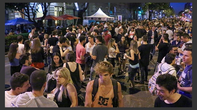 Miles de personas acompañaron la movida en avenida Pellegrini.