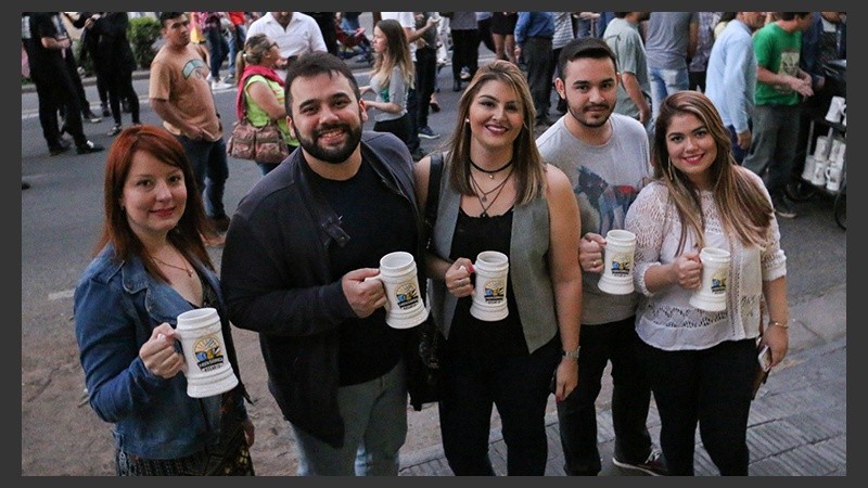 Un grupo de brasileños presente en la Fiesta de la Cerveza.