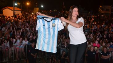 Ana Córdoba muestra la camiseta de la selección autografiada por Messi.