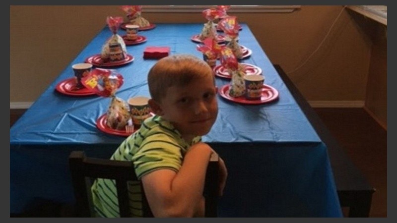 El cumpleañero está, los invitados no.