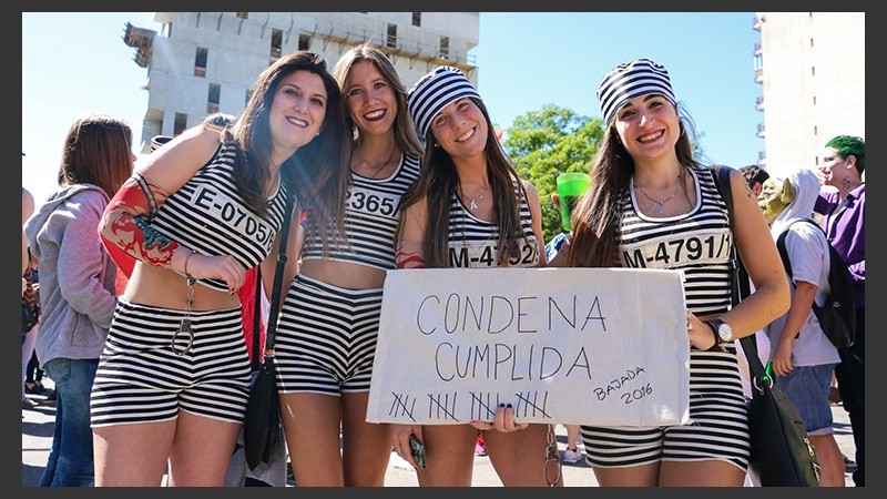 Alegría y color en el festejo de los estudiantes de medicina este miércoles por la mañana.