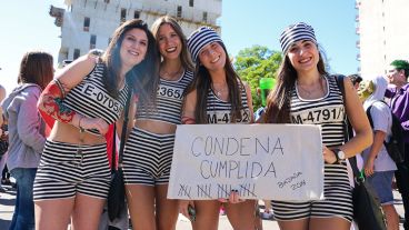 Alegría y color en el festejo de los estudiantes de medicina este miércoles por la mañana.