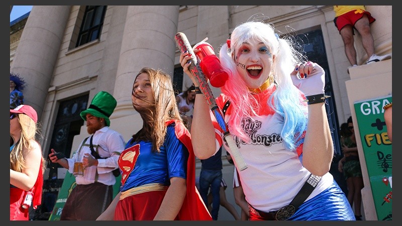 Alegría y color en el festejo de los estudiantes de medicina este miércoles por la mañana.