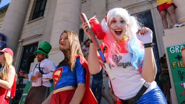 Alegría y color en el festejo de los estudiantes de medicina este miércoles por la mañana.