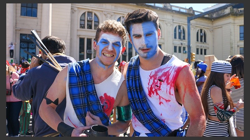 Alegría y color en el festejo de los estudiantes de medicina este miércoles por la mañana.
