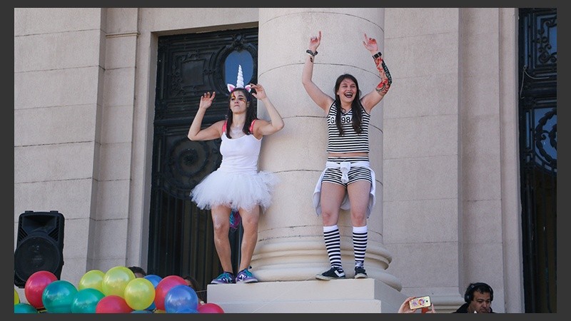 Alegría y color en el festejo de los estudiantes de medicina este miércoles por la mañana.