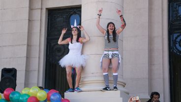Alegría y color en el festejo de los estudiantes de medicina este miércoles por la mañana.