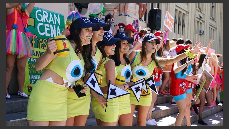 Alegría y color en el festejo de los estudiantes de medicina este miércoles por la mañana.