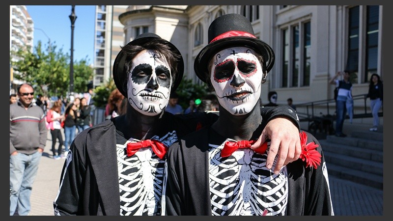 Alegría y color en el festejo de los estudiantes de medicina este miércoles por la mañana.