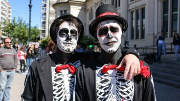Alegría y color en el festejo de los estudiantes de medicina este miércoles por la mañana.