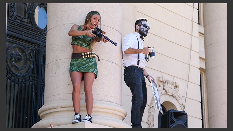 Alegría y color en el festejo de los estudiantes de medicina este miércoles por la mañana.