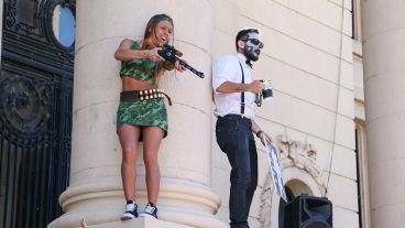 Alegría y color en el festejo de los estudiantes de medicina este miércoles por la mañana.