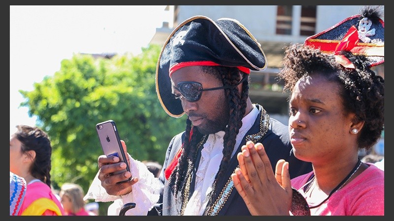 Alegría y color en el festejo de los estudiantes de medicina este miércoles por la mañana.
