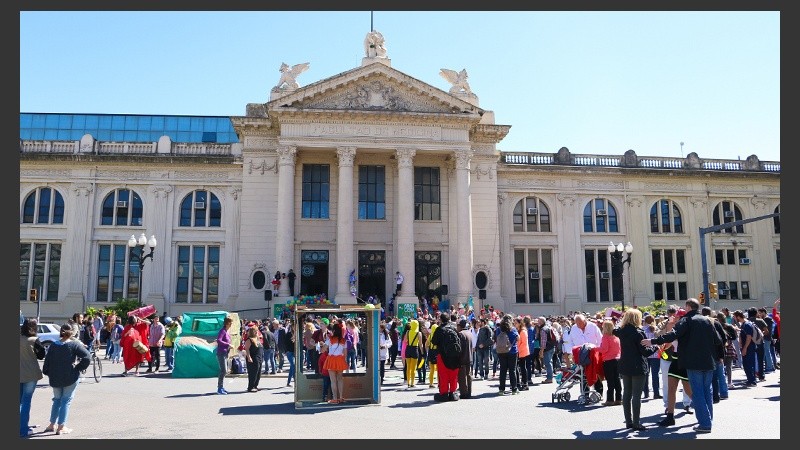 Alegría y color en el festejo de los estudiantes de medicina este miércoles por la mañana.