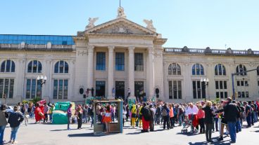 Alegría y color en el festejo de los estudiantes de medicina este miércoles por la mañana.