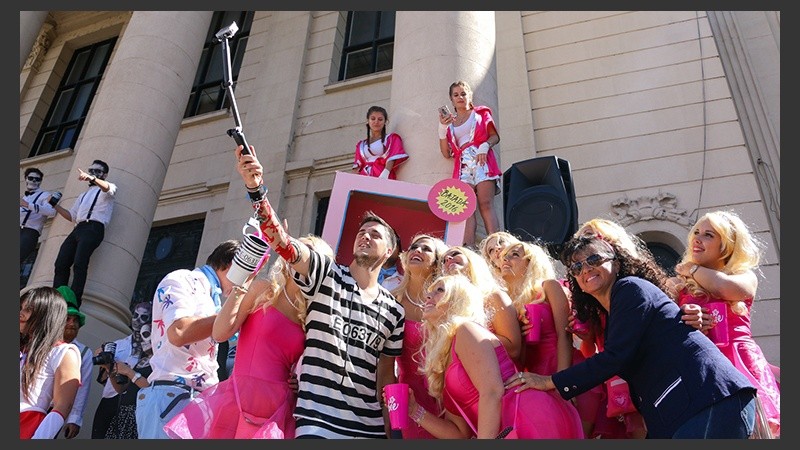 Alegría y color en el festejo de los estudiantes de medicina este miércoles por la mañana.