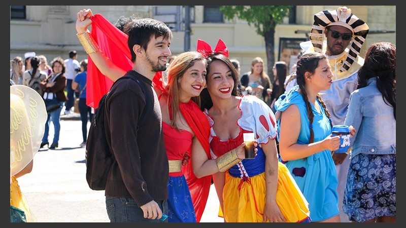Alegría y color en el festejo de los estudiantes de medicina este miércoles por la mañana.