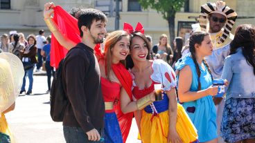 Alegría y color en el festejo de los estudiantes de medicina este miércoles por la mañana.