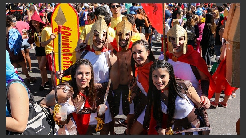 Alegría y color en el festejo de los estudiantes de medicina este miércoles por la mañana.