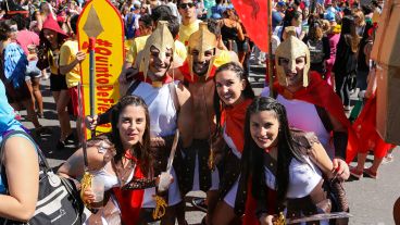 Alegría y color en el festejo de los estudiantes de medicina este miércoles por la mañana.