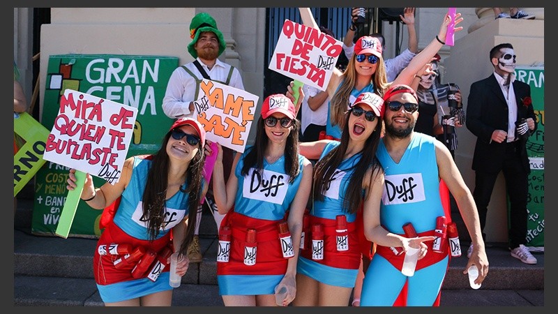 Alegría y color en el festejo de los estudiantes de medicina este miércoles por la mañana.