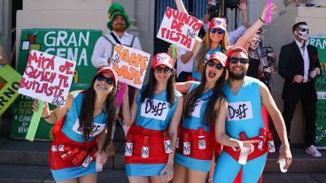 Alegría y color en el festejo de los estudiantes de medicina este miércoles por la mañana.