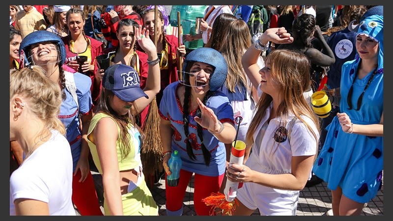 Alegría y color en el festejo de los estudiantes de medicina este miércoles por la mañana.