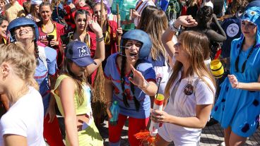 Alegría y color en el festejo de los estudiantes de medicina este miércoles por la mañana.