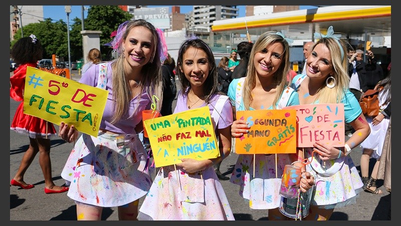 Alegría y color en el festejo de los estudiantes de medicina este miércoles por la mañana.
