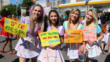 Alegría y color en el festejo de los estudiantes de medicina este miércoles por la mañana.