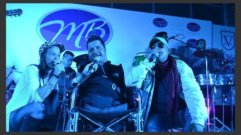 El músico Pancho Chevez subió al escenario y cantó con la banda Calaveras y Diablitos. 