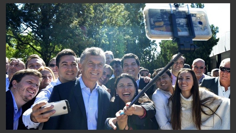 Sonrisa grupal para la selfie presidencial.