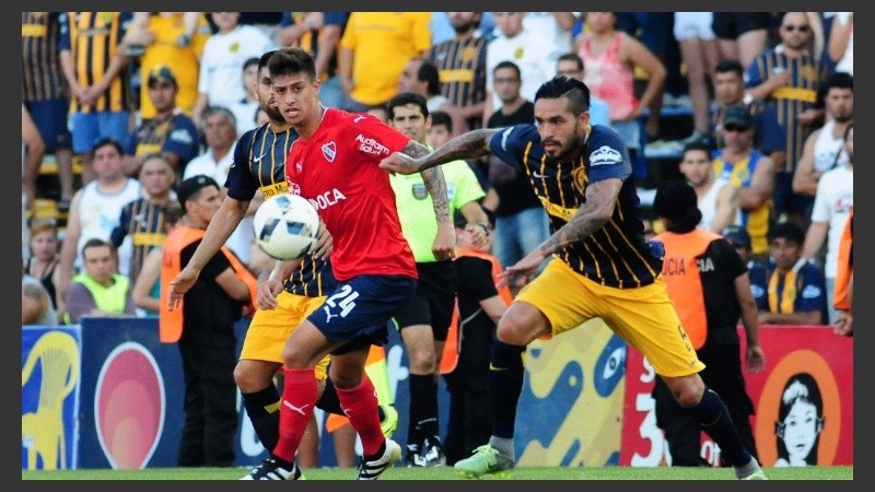 Colman intenta ante Rigoni, en un pobrísimo primer tiempo del local.