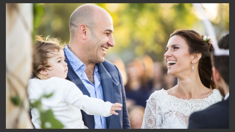 Divertidos, los novios dieron en sí con Federica en brazos.