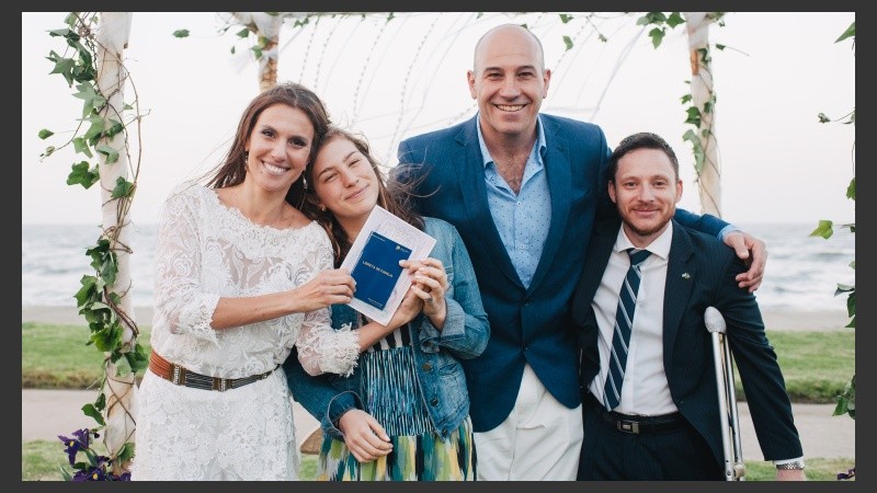 Los amigos de la pareja ayudaron en los preparativos. 