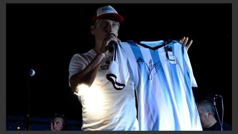 La camiseta de la selección argentina autografiada por Leo Messi.