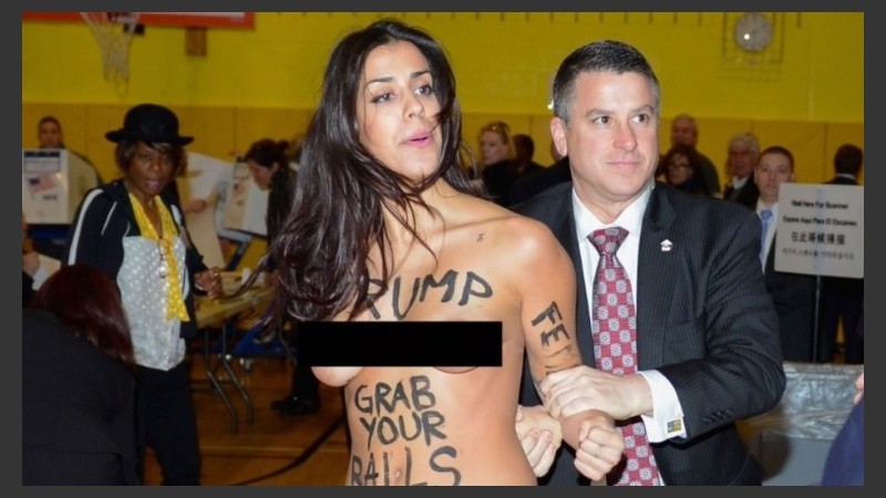 Una mujer es retirada luego de su manifestación pública.