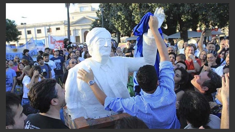 Por algunos minutos el busto fue colocado en las Cuatro Plazas. 