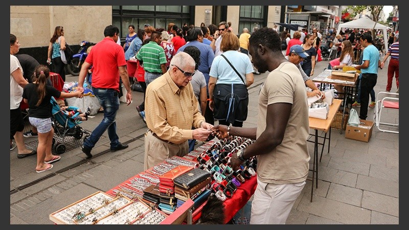 La peatonal Córdoba se transformó en una gran feria por el feriado de los municipales.
