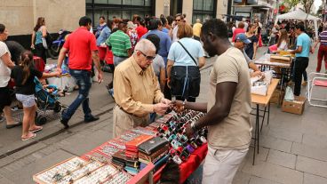 La peatonal Córdoba se transformó en una gran feria por el feriado de los municipales.