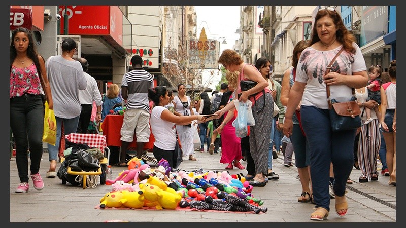 La peatonal Córdoba se transformó en una gran feria por el paro de los municipales.