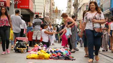 La peatonal Córdoba se transformó en una gran feria por el paro de los municipales.