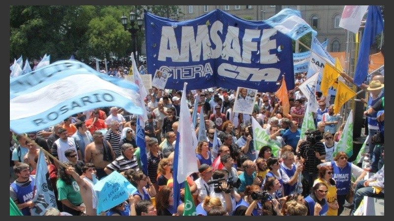 Los docentes participaron de la movilización con otros gremios.