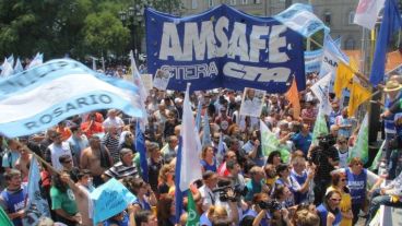 Los docentes participaron de la movilización con otros gremios.