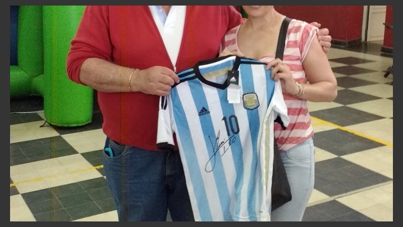 Jorge Carcavilla y la ganadora de la camiseta autografiada por Messi.
